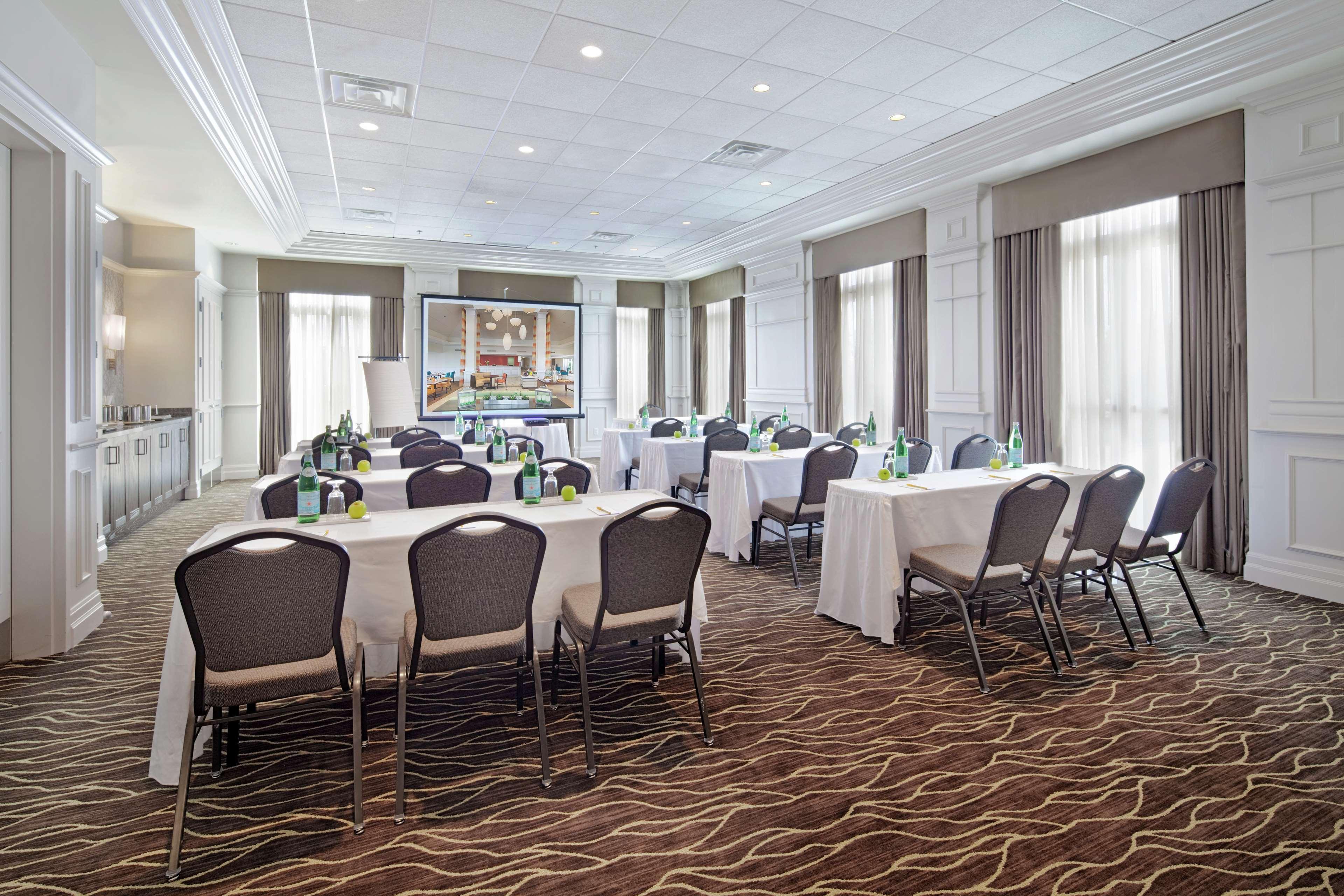 דורבאל Hilton Garden Inn Montreal Airport מראה חיצוני תמונה